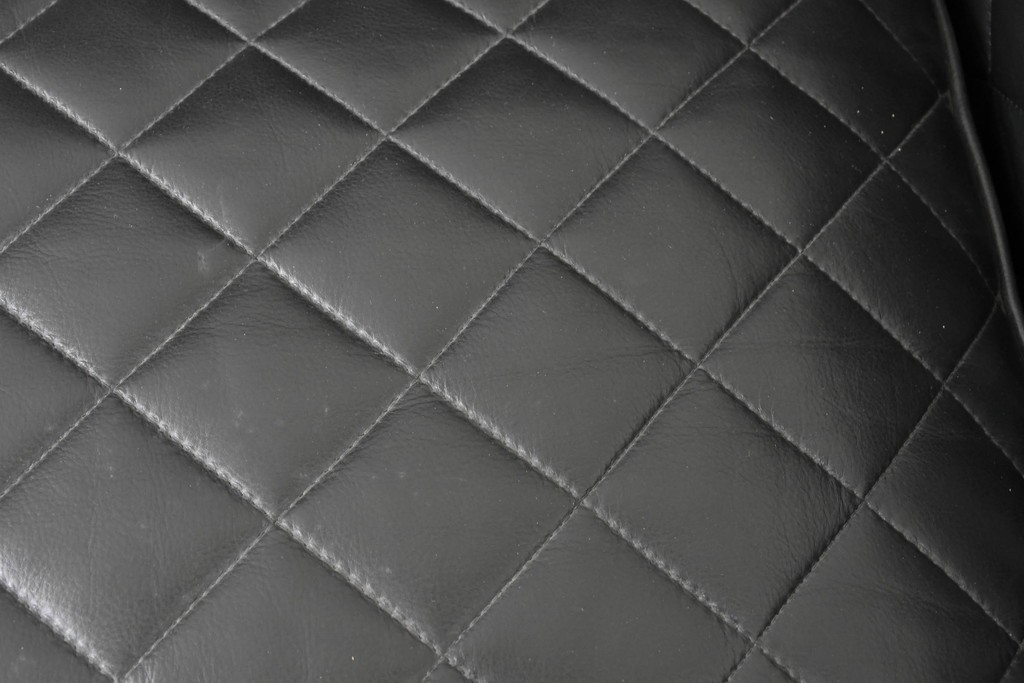 中古　超美品　アメリカ最高級ブランド　センチュリー(CENTURY)　レザーキルティングが魅力の2人掛けソファ　定価約180万円　(R-086043)