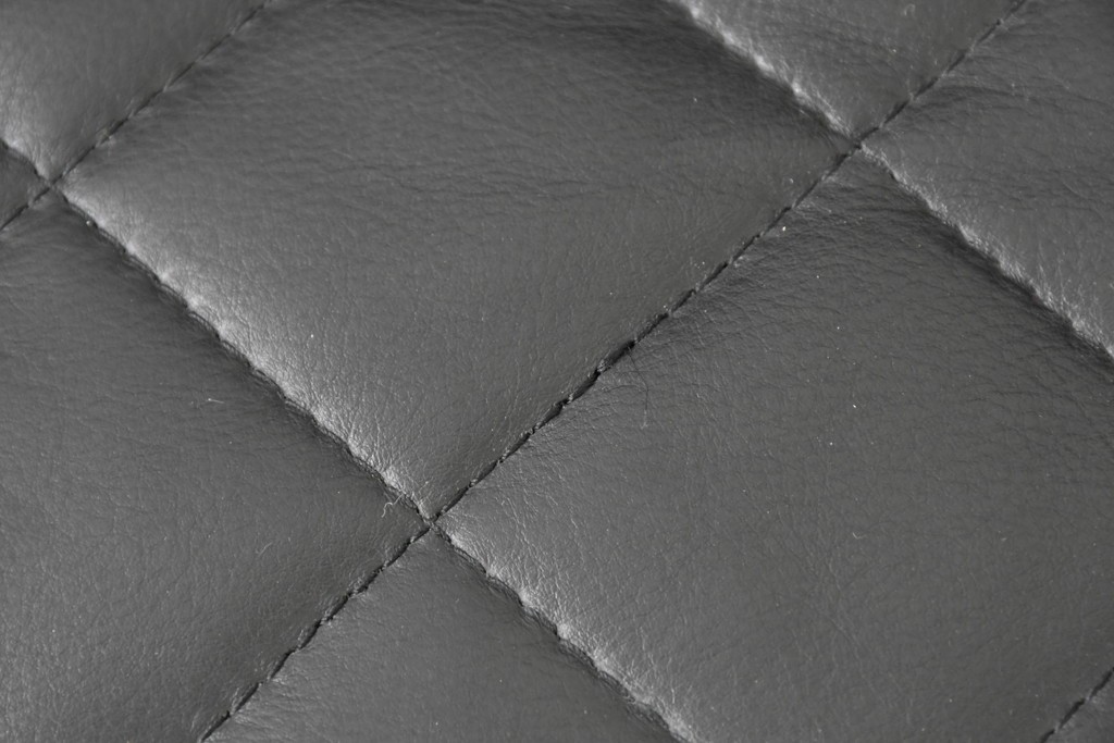 中古　超美品　アメリカ最高級ブランド　センチュリー(CENTURY)　レザーキルティングが魅力の2人掛けソファ　定価約180万円　(R-086043)