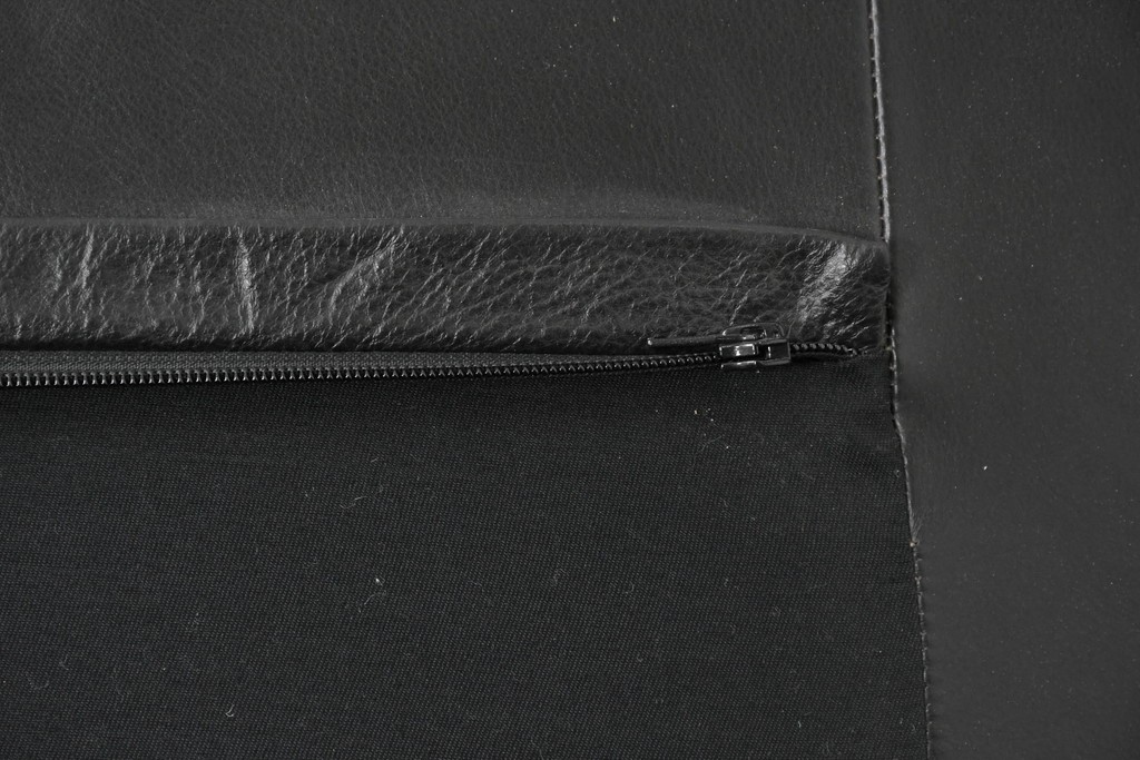 中古　超美品　アメリカ最高級ブランド　センチュリー(CENTURY)　レザーキルティングが魅力の2人掛けソファ　定価約180万円　(R-086043)