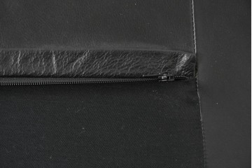 中古　超美品　アメリカ最高級ブランド　センチュリー(CENTURY)　レザーキルティングが魅力の2人掛けソファ　定価約180万円　(R-086043)