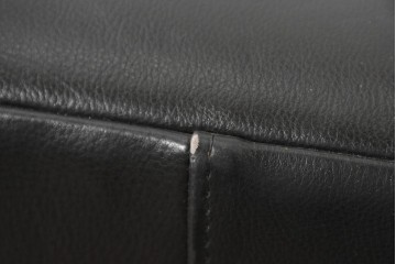 中古　超美品　アメリカ最高級ブランド　センチュリー(CENTURY)　レザーキルティングが魅力の2人掛けソファ　定価約180万円　(R-086043)