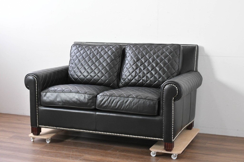 中古　超美品　アメリカ最高級ブランド　センチュリー(CENTURY)　レザーキルティングが魅力の2人掛けソファ　定価約180万円　(R-086043)