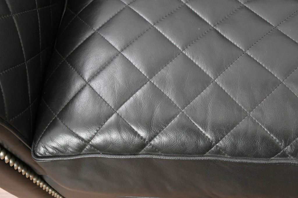 中古　超美品　アメリカ最高級ブランド　センチュリー(CENTURY)　レザーキルティングが魅力の2人掛けソファ　定価約180万円　(R-086043)
