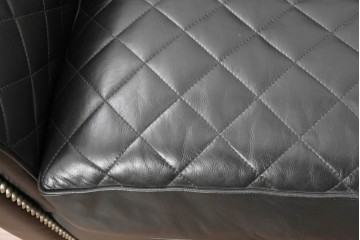 中古　超美品　アメリカ最高級ブランド　センチュリー(CENTURY)　レザーキルティングが魅力の2人掛けソファ　定価約180万円　(R-086043)