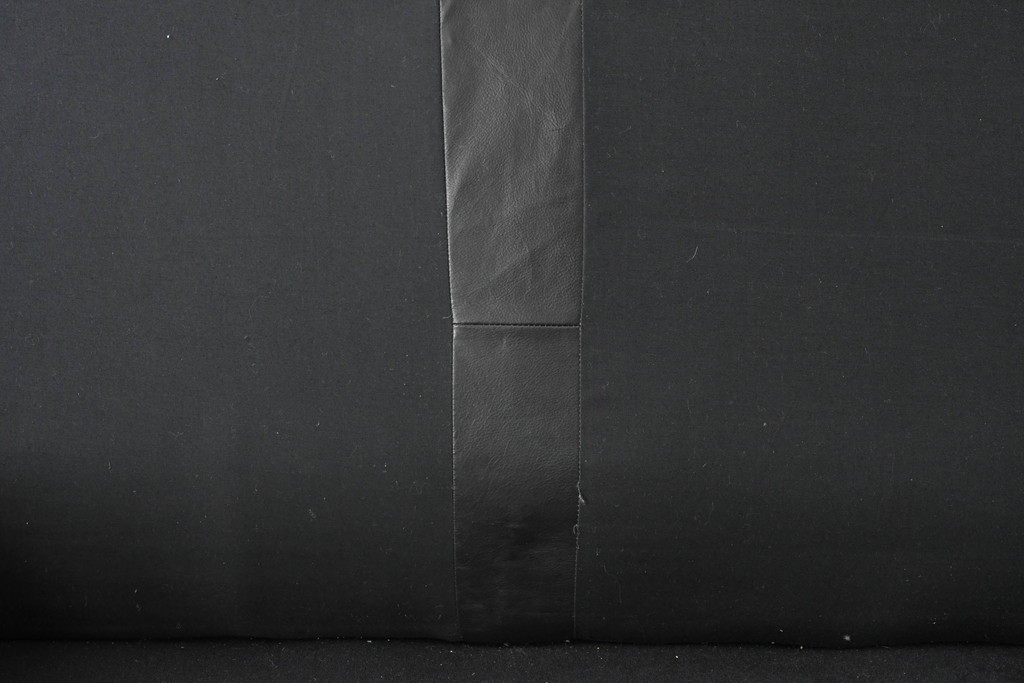 中古　超美品　アメリカ最高級ブランド　センチュリー(CENTURY)　レザーキルティングが魅力の2人掛けソファ　定価約180万円　(R-086043)