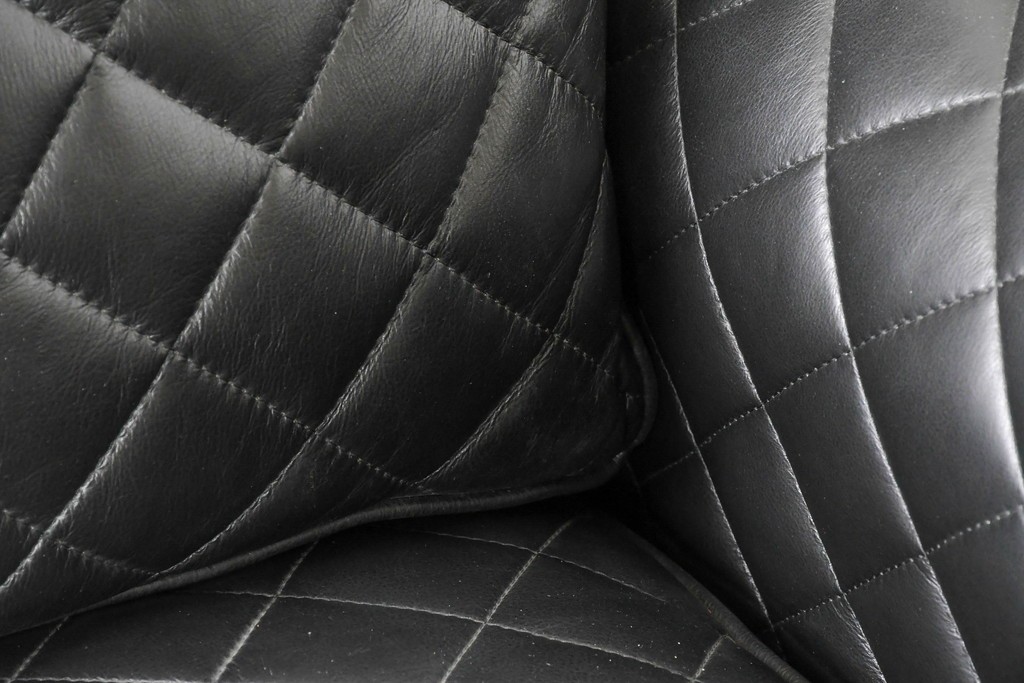 中古　超美品　アメリカ最高級ブランド　センチュリー(CENTURY)　レザーキルティングが魅力の2人掛けソファ　定価約180万円　(R-086043)