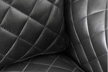 中古　超美品　アメリカ最高級ブランド　センチュリー(CENTURY)　レザーキルティングが魅力の2人掛けソファ　定価約180万円　(R-086043)