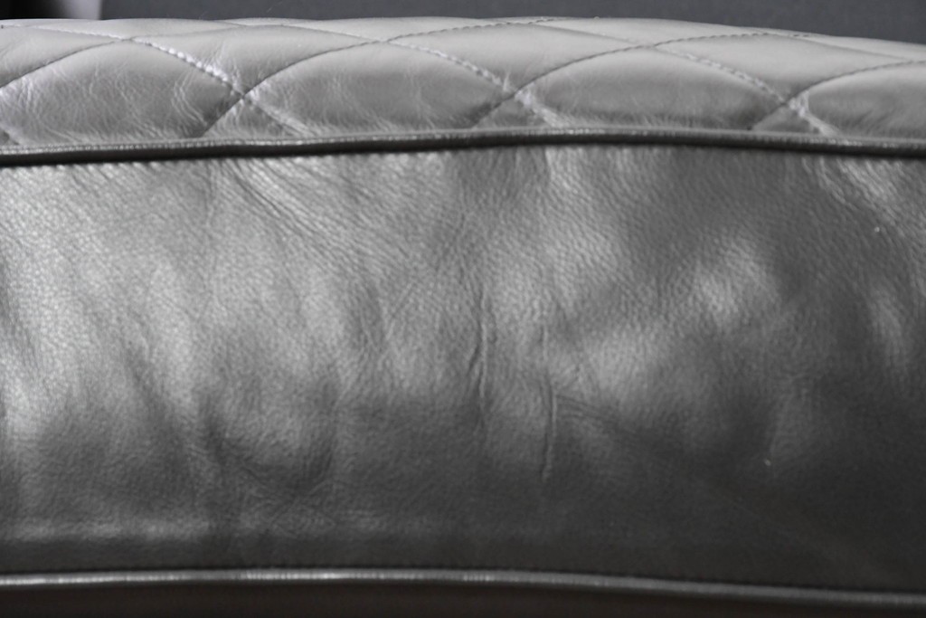 中古　超美品　アメリカ最高級ブランド　センチュリー(CENTURY)　レザーキルティングが魅力の2人掛けソファ　定価約180万円　(R-086043)