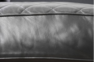 中古　超美品　アメリカ最高級ブランド　センチュリー(CENTURY)　レザーキルティングが魅力の2人掛けソファ　定価約180万円　(R-086043)