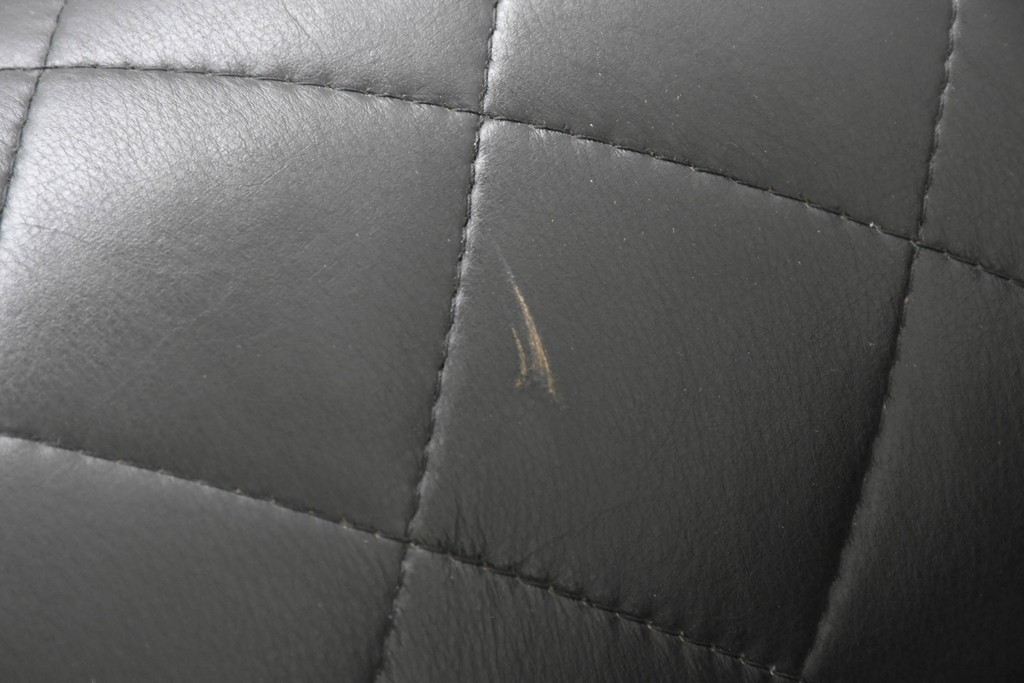 中古　超美品　アメリカ最高級ブランド　センチュリー(CENTURY)　レザーキルティングが魅力の2人掛けソファ　定価約180万円　(R-086043)