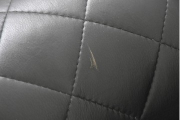 中古　超美品　アメリカ最高級ブランド　センチュリー(CENTURY)　レザーキルティングが魅力の2人掛けソファ　定価約180万円　(R-086043)