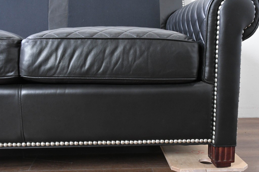 中古　超美品　アメリカ最高級ブランド　センチュリー(CENTURY)　レザーキルティングが魅力の2人掛けソファ　定価約180万円　(R-086043)