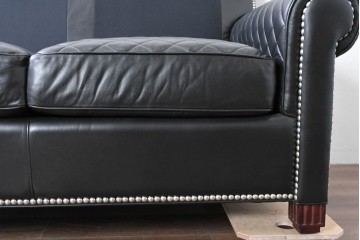 中古　超美品　アメリカ最高級ブランド　センチュリー(CENTURY)　レザーキルティングが魅力の2人掛けソファ　定価約180万円　(R-086043)