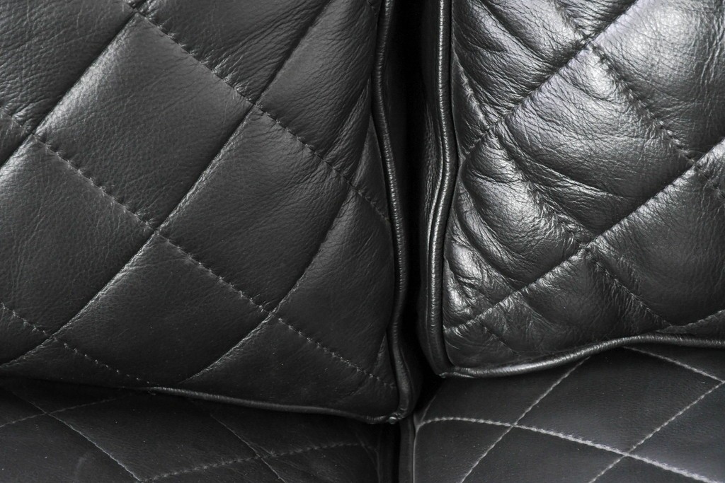中古　超美品　アメリカ最高級ブランド　センチュリー(CENTURY)　レザーキルティングが魅力の2人掛けソファ　定価約180万円　(R-086043)