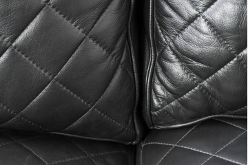 中古　超美品　アメリカ最高級ブランド　センチュリー(CENTURY)　レザーキルティングが魅力の2人掛けソファ　定価約180万円　(R-086043)