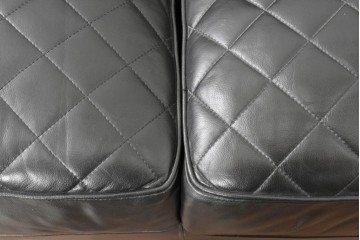 中古　超美品　アメリカ最高級ブランド　センチュリー(CENTURY)　レザーキルティングが魅力の2人掛けソファ　定価約180万円　(R-086043)