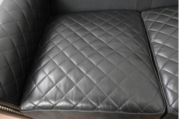 中古　超美品　アメリカ最高級ブランド　センチュリー(CENTURY)　レザーキルティングが魅力の2人掛けソファ　定価約180万円　(R-086043)