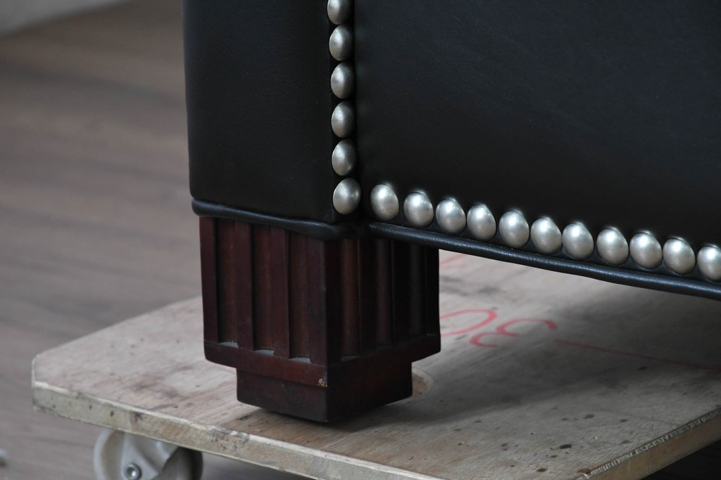 中古　超美品　アメリカ最高級ブランド　センチュリー(CENTURY)　レザーキルティングが魅力の3人掛けソファ　(R-086044)