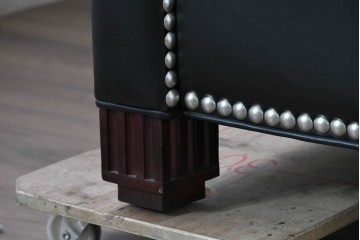 中古　超美品　アメリカ最高級ブランド　センチュリー(CENTURY)　レザーキルティングが魅力の3人掛けソファ　(R-086044)