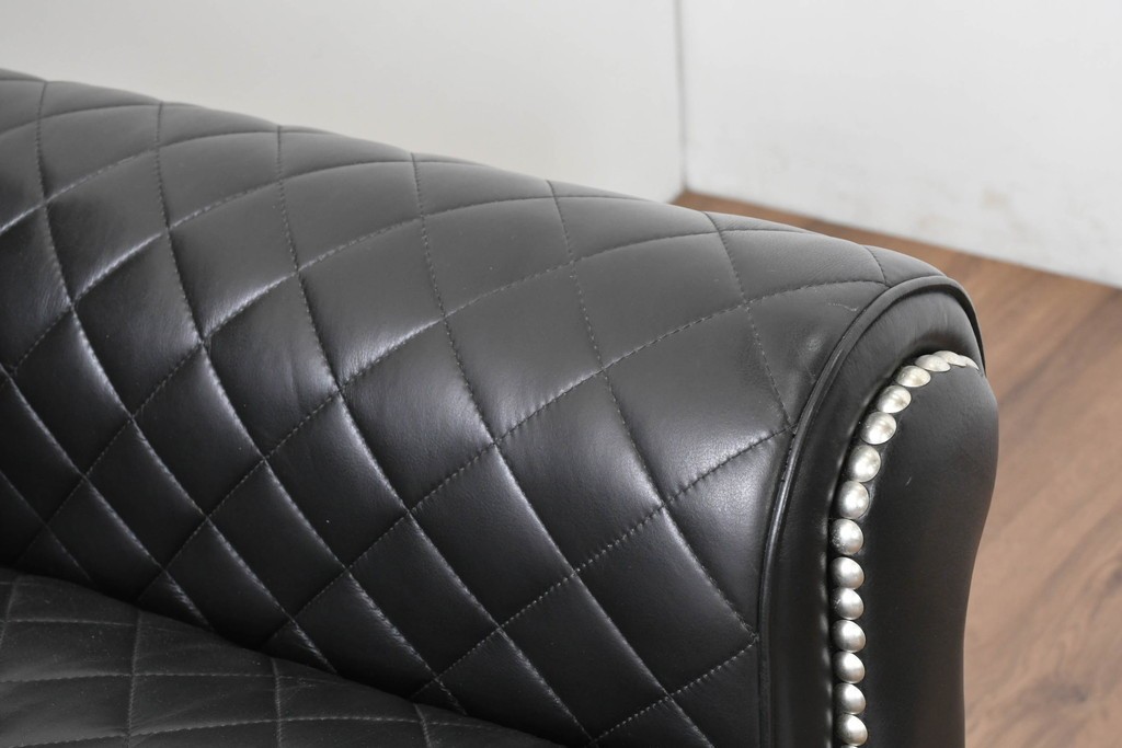 中古　超美品　アメリカ最高級ブランド　センチュリー(CENTURY)　レザーキルティングが魅力の3人掛けソファ　(R-086044)