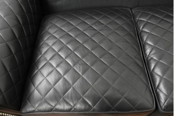 中古　超美品　アメリカ最高級ブランド　センチュリー(CENTURY)　レザーキルティングが魅力の3人掛けソファ　(R-086044)