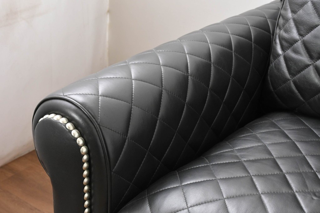 中古　超美品　アメリカ最高級ブランド　センチュリー(CENTURY)　レザーキルティングが魅力の3人掛けソファ　(R-086044)