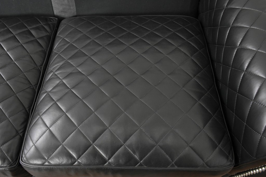 中古　超美品　アメリカ最高級ブランド　センチュリー(CENTURY)　レザーキルティングが魅力の3人掛けソファ　(R-086044)