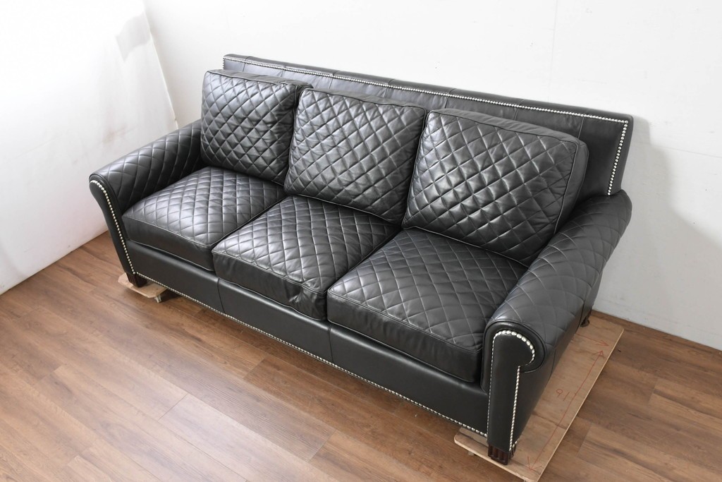 中古　超美品　アメリカ最高級ブランド　センチュリー(CENTURY)　レザーキルティングが魅力の3人掛けソファ　(R-086044)