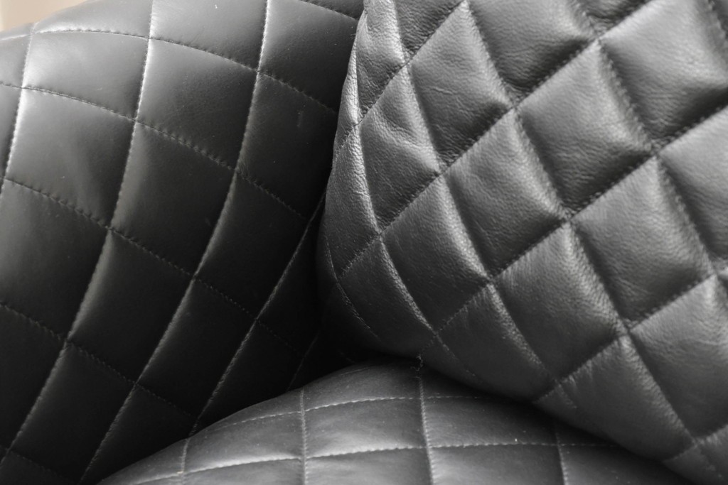 中古　超美品　アメリカ最高級ブランド　センチュリー(CENTURY)　レザーキルティングが魅力の3人掛けソファ　(R-086044)