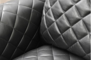 中古　超美品　アメリカ最高級ブランド　センチュリー(CENTURY)　レザーキルティングが魅力の3人掛けソファ　(R-086044)