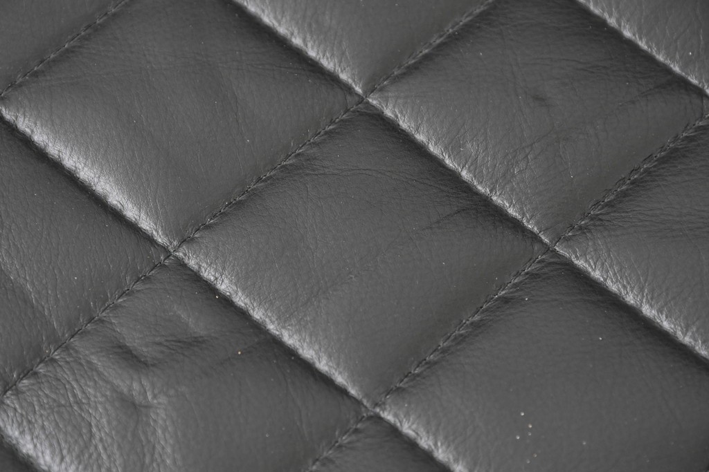 中古　超美品　アメリカ最高級ブランド　センチュリー(CENTURY)　レザーキルティングが魅力の3人掛けソファ　(R-086044)