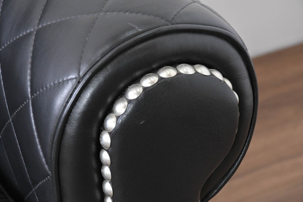 中古　超美品　アメリカ最高級ブランド　センチュリー(CENTURY)　レザーキルティングが魅力の3人掛けソファ　(R-086044)