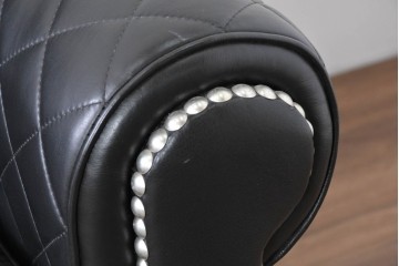 中古　超美品　アメリカ最高級ブランド　センチュリー(CENTURY)　レザーキルティングが魅力の3人掛けソファ　(R-086044)