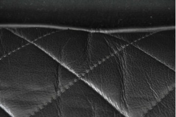 中古　超美品　アメリカ最高級ブランド　センチュリー(CENTURY)　レザーキルティングが魅力の3人掛けソファ　(R-086044)