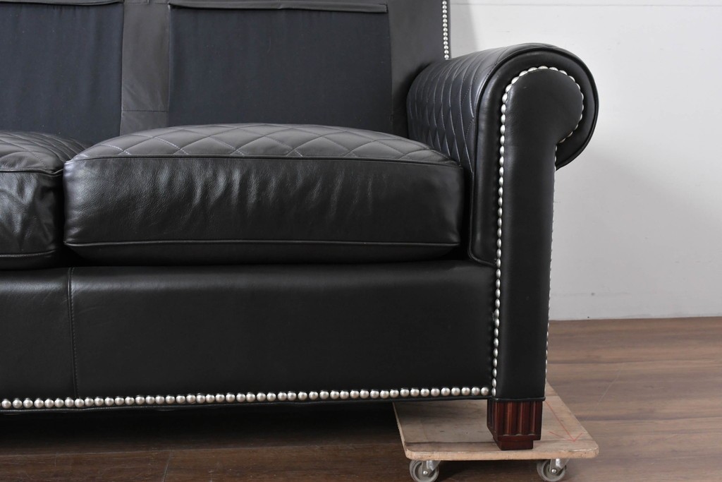 中古　超美品　アメリカ最高級ブランド　センチュリー(CENTURY)　レザーキルティングが魅力の3人掛けソファ　(R-086044)