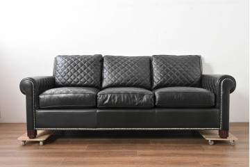 中古　超美品　アメリカ最高級ブランド　センチュリー(CENTURY)　レザーキルティングが魅力の3人掛けソファ　(R-086044)