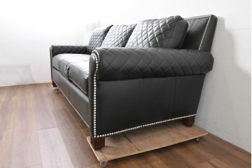 中古　超美品　アメリカ最高級ブランド　センチュリー(CENTURY)　レザーキルティングが魅力の3人掛けソファ　(R-086044)