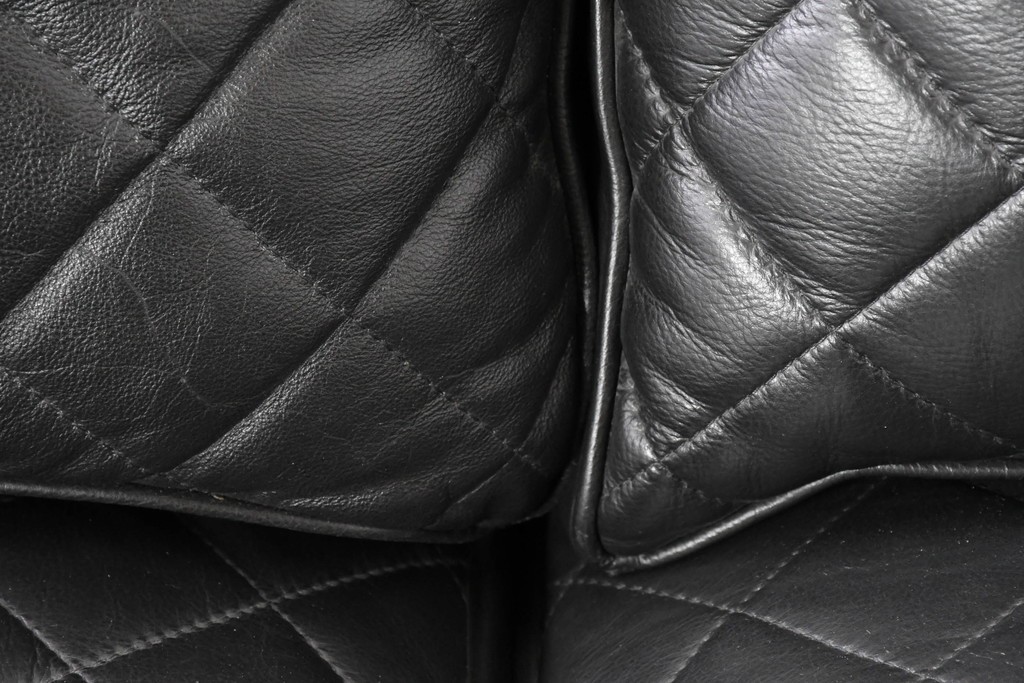 中古　超美品　アメリカ最高級ブランド　センチュリー(CENTURY)　レザーキルティングが魅力の3人掛けソファ　(R-086044)