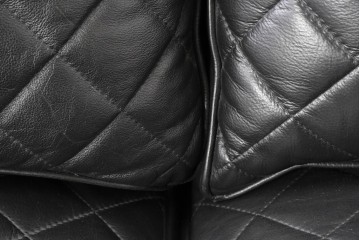 中古　超美品　アメリカ最高級ブランド　センチュリー(CENTURY)　レザーキルティングが魅力の3人掛けソファ　(R-086044)