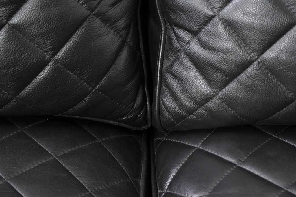 中古　超美品　アメリカ最高級ブランド　センチュリー(CENTURY)　レザーキルティングが魅力の3人掛けソファ　(R-086044)