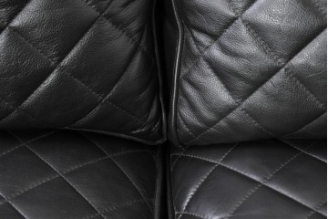 中古　超美品　アメリカ最高級ブランド　センチュリー(CENTURY)　レザーキルティングが魅力の3人掛けソファ　(R-086044)