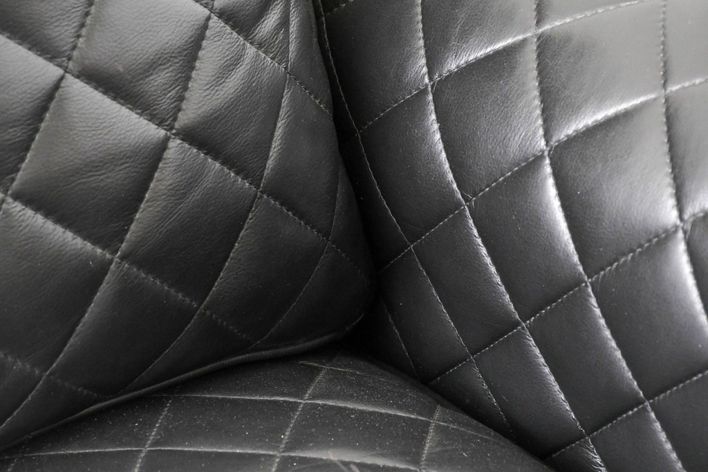 中古　超美品　アメリカ最高級ブランド　センチュリー(CENTURY)　レザーキルティングが魅力の3人掛けソファ　(R-086044)