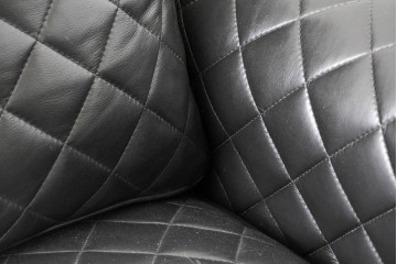 中古　超美品　アメリカ最高級ブランド　センチュリー(CENTURY)　レザーキルティングが魅力の3人掛けソファ　(R-086044)