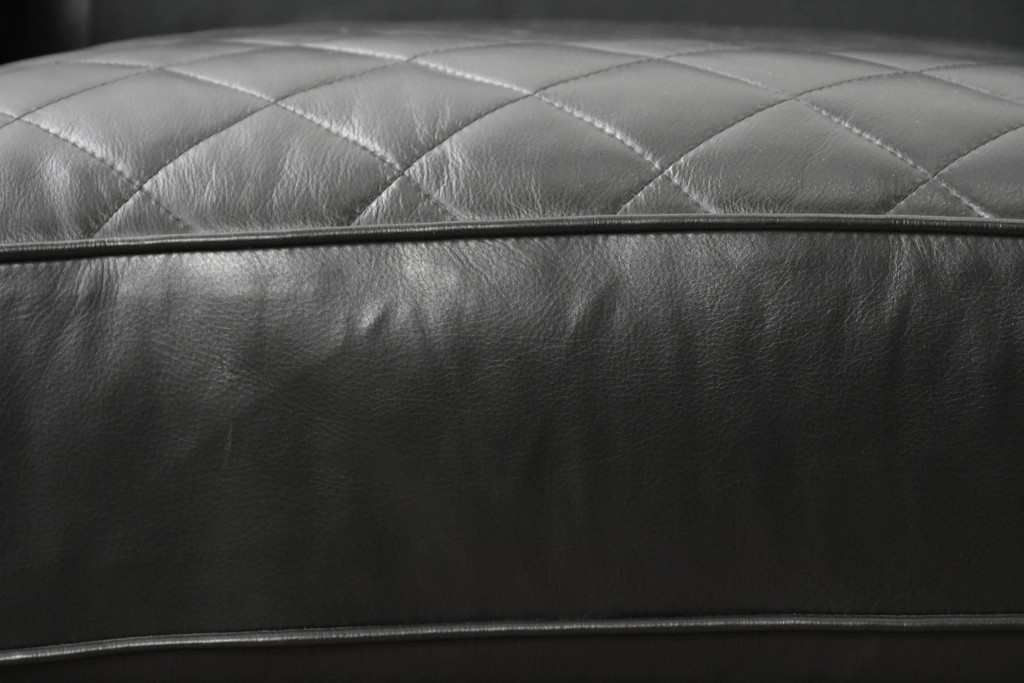 中古　超美品　アメリカ最高級ブランド　センチュリー(CENTURY)　レザーキルティングが魅力の3人掛けソファ　(R-086044)