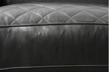 中古　超美品　アメリカ最高級ブランド　センチュリー(CENTURY)　レザーキルティングが魅力の3人掛けソファ　(R-086044)