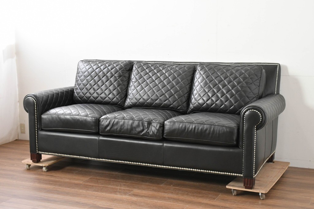 中古　超美品　アメリカ最高級ブランド　センチュリー(CENTURY)　レザーキルティングが魅力の3人掛けソファ　(R-086044)