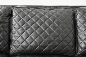 中古　超美品　アメリカ最高級ブランド　センチュリー(CENTURY)　レザーキルティングが魅力の3人掛けソファ　(R-086044)