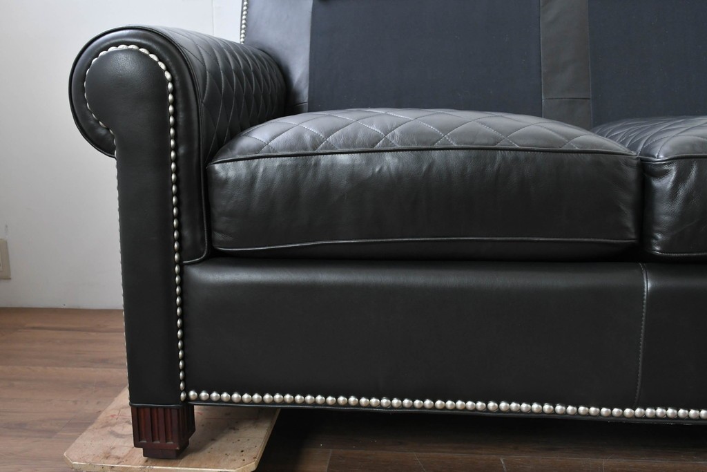 中古　超美品　アメリカ最高級ブランド　センチュリー(CENTURY)　レザーキルティングが魅力の3人掛けソファ　(R-086044)