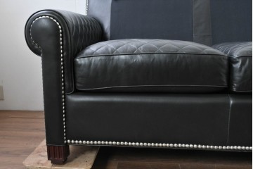 中古　超美品　アメリカ最高級ブランド　センチュリー(CENTURY)　レザーキルティングが魅力の3人掛けソファ　(R-086044)