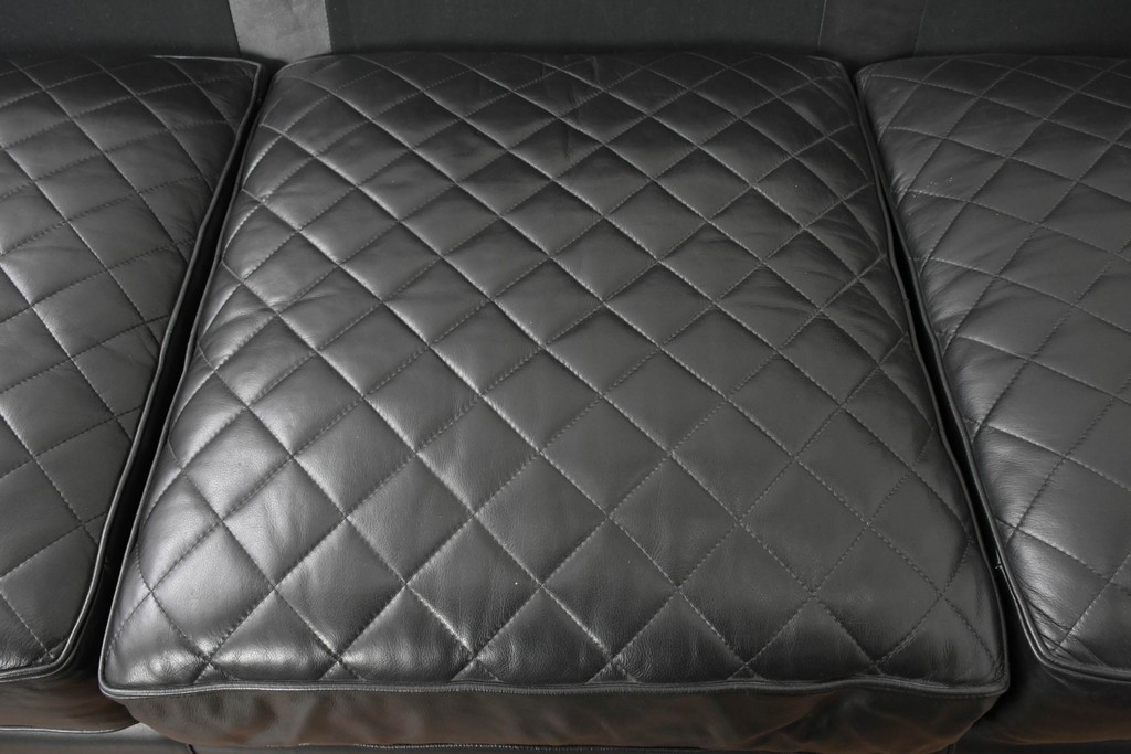 中古　超美品　アメリカ最高級ブランド　センチュリー(CENTURY)　レザーキルティングが魅力の3人掛けソファ　(R-086044)